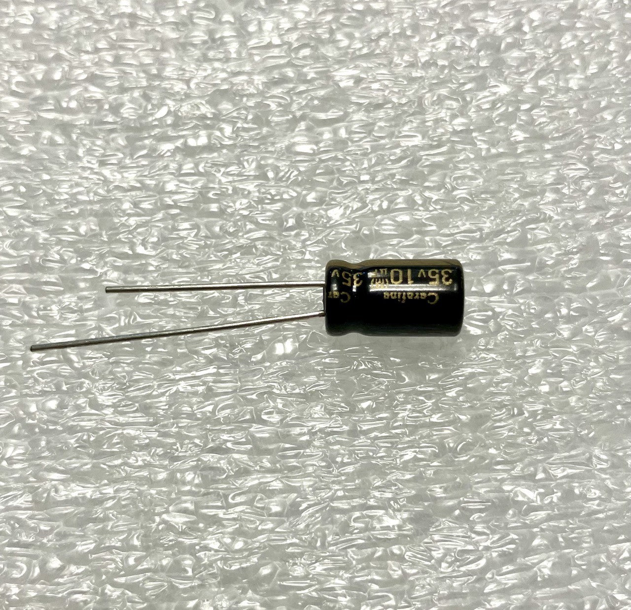 10uf 35v Elna Cerafine - Condensatore elettrolitico verticale