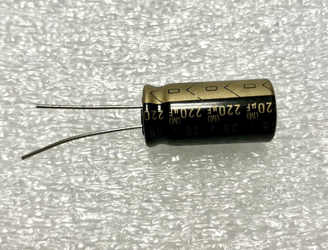 220uf 35v Elna Cerafine - Condensatore elettrolitico verticale