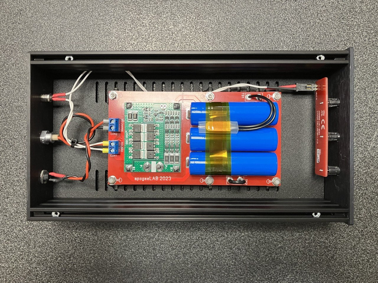 Alimentatore a batteria 12.6V con display - Apogee Lab